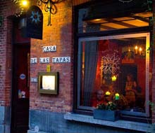 De gevel en ingang van Casa de las Tapas