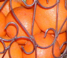 Smeedijzeren detail voor een oranje raam