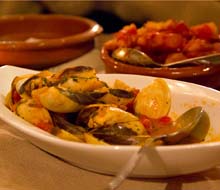 Tapasschaaltjes met onder meer schelpdieren